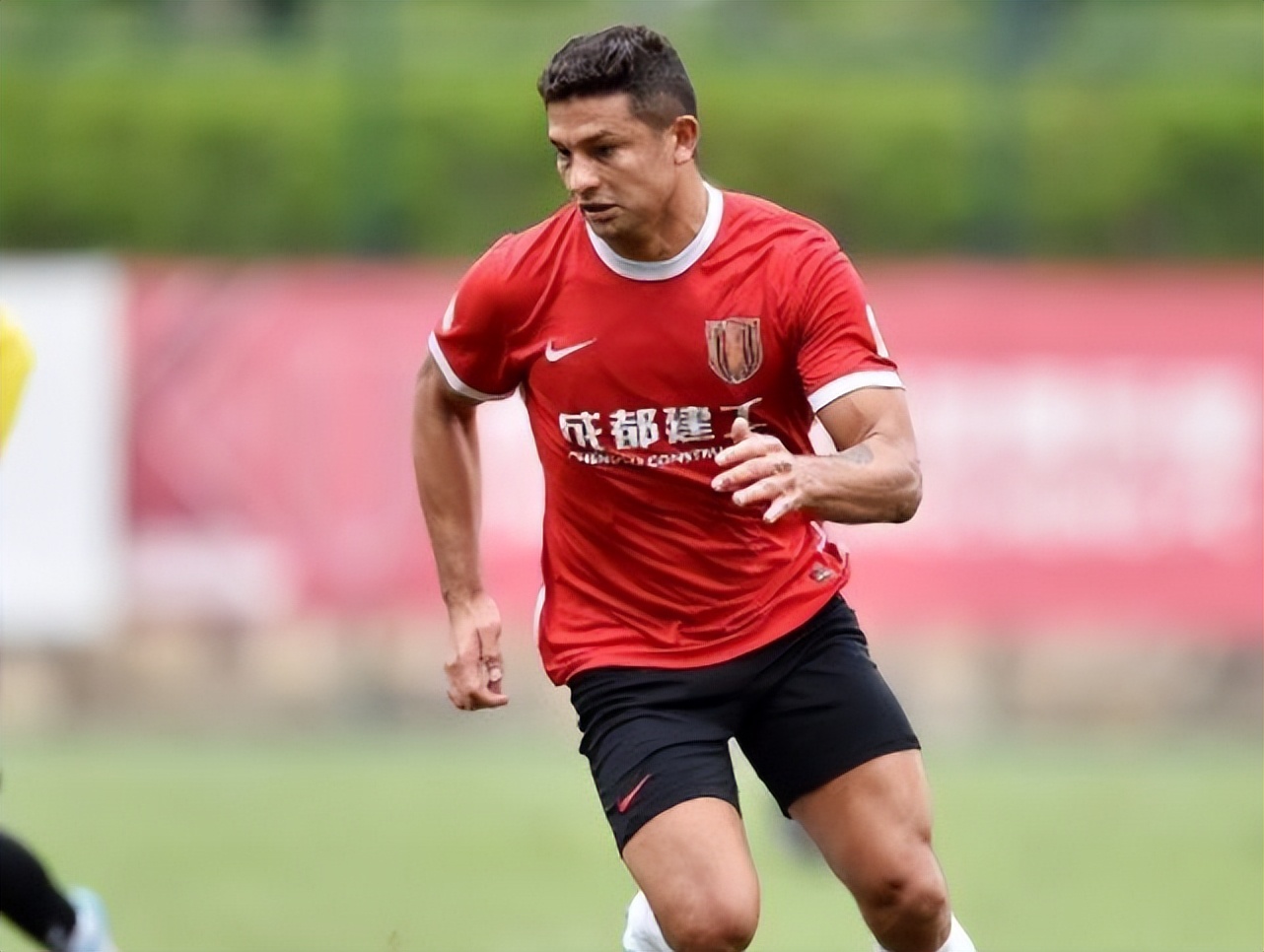 主场作战的球队面临信心重塑压力(主场作战是球队表现的重要优势因素) 主场作战的球队面临信心重塑压力(主场作战是球队表现的重要优势因素)