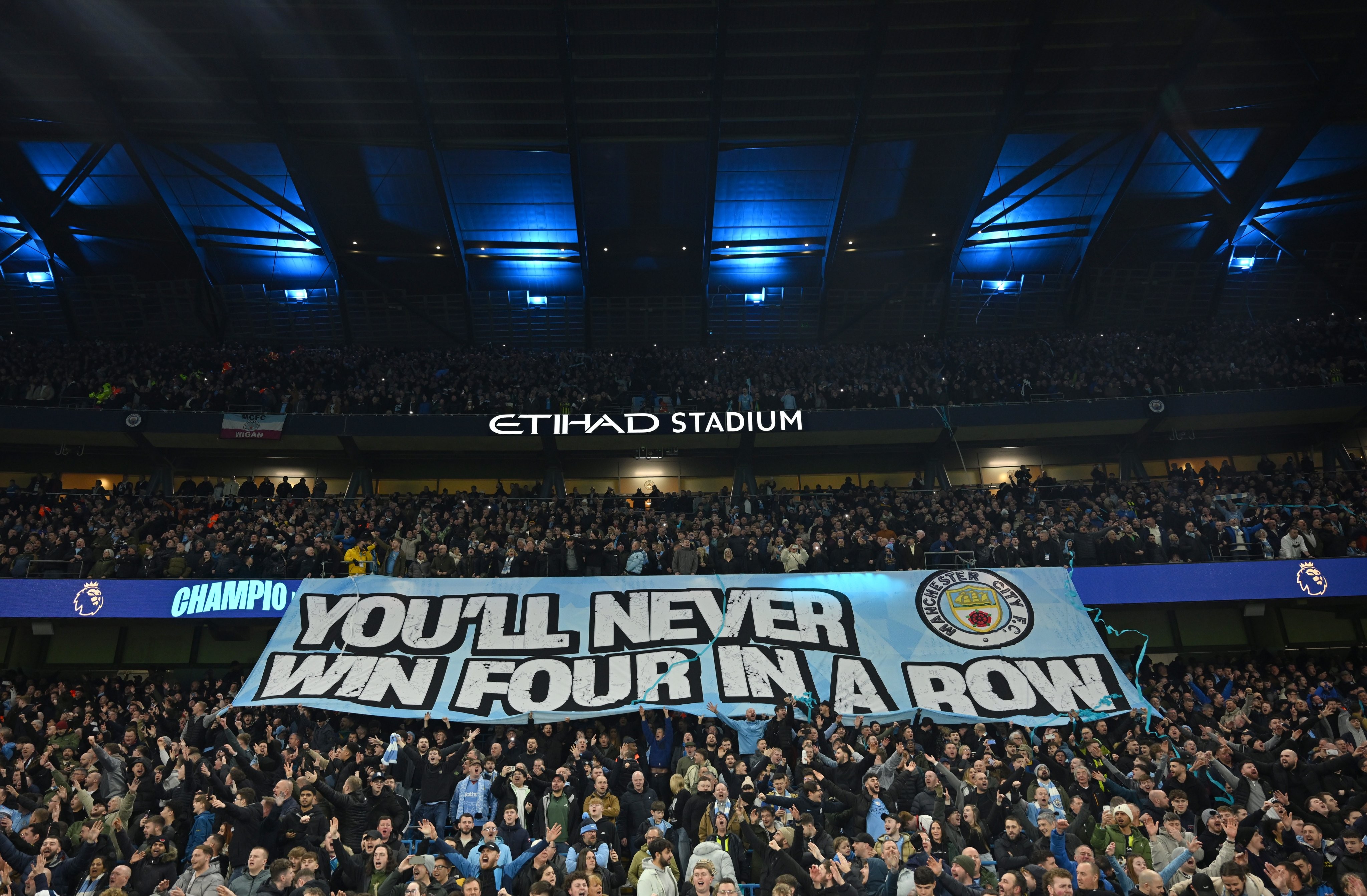 曼联球迷现场助威,激发球队夺冠斗志的简单介绍 曼联球迷现场助威,激发球队夺冠斗志的简单介绍