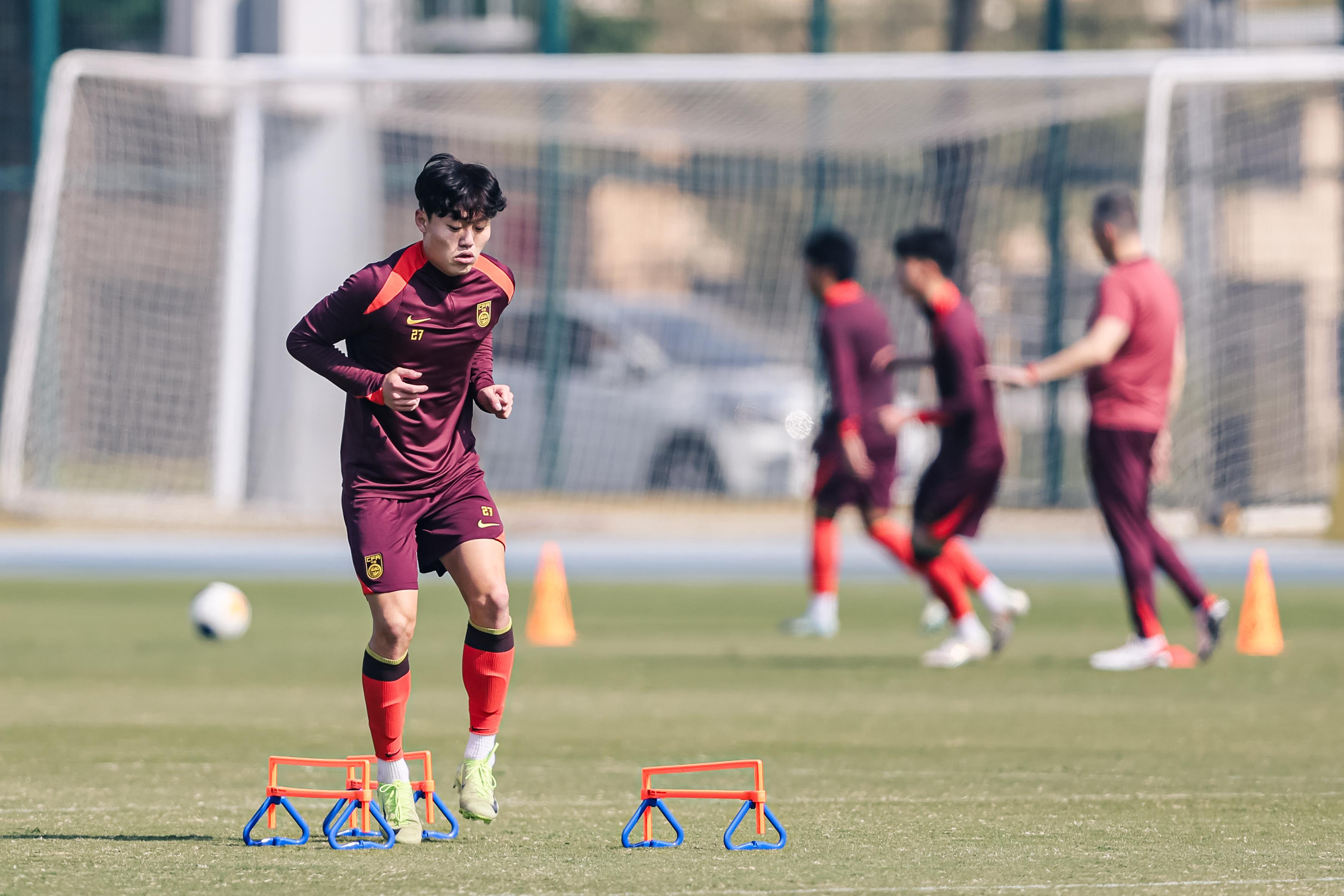 中国球员在足球赛事中发挥出色 中国球员在足球赛事中发挥出色