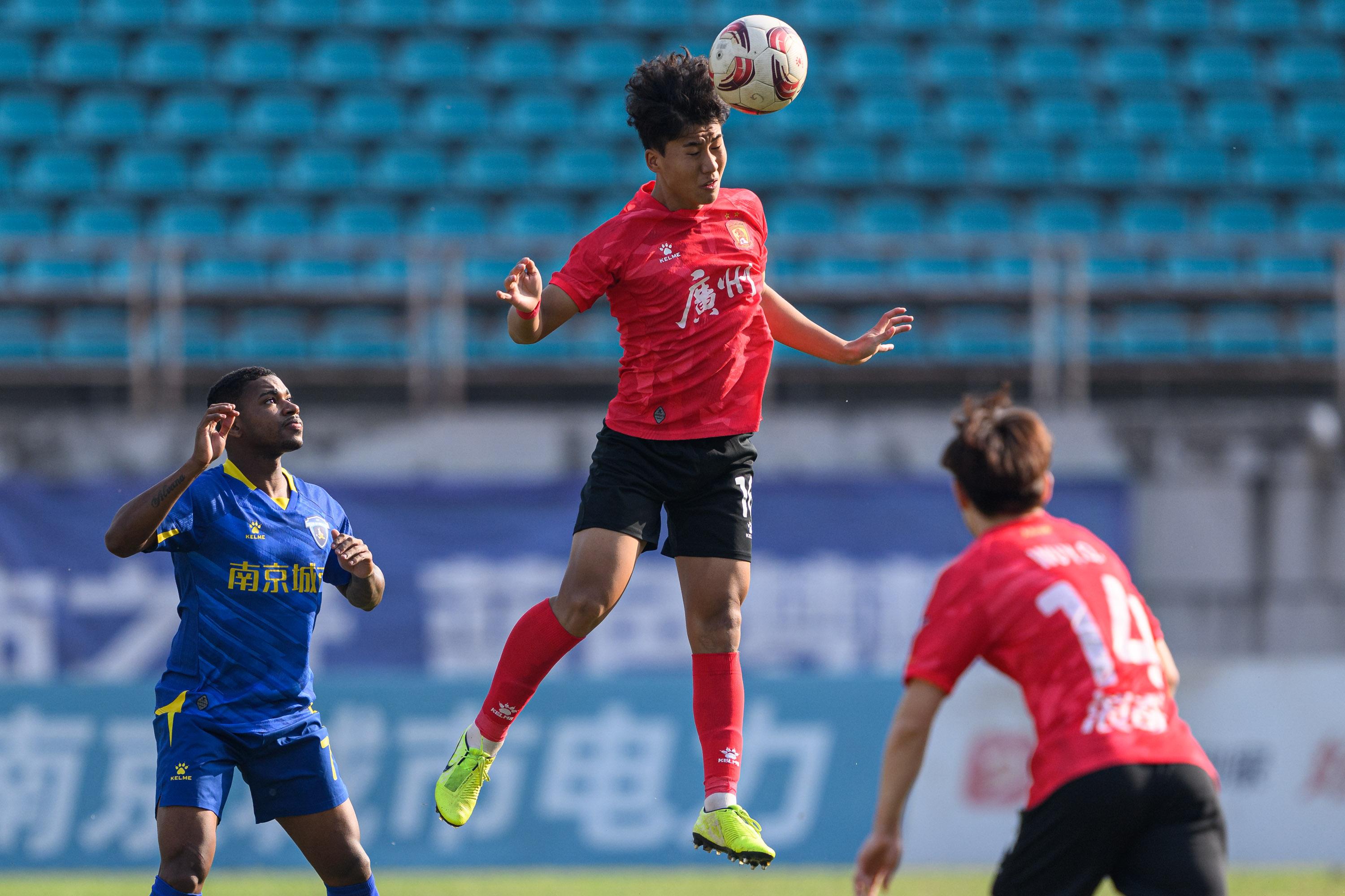 中国球员在足球赛事中发挥出色 中国球员在足球赛事中发挥出色