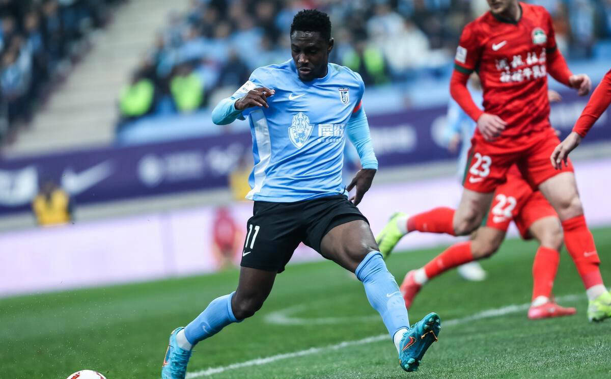 马赛队员突破封防，取得进球