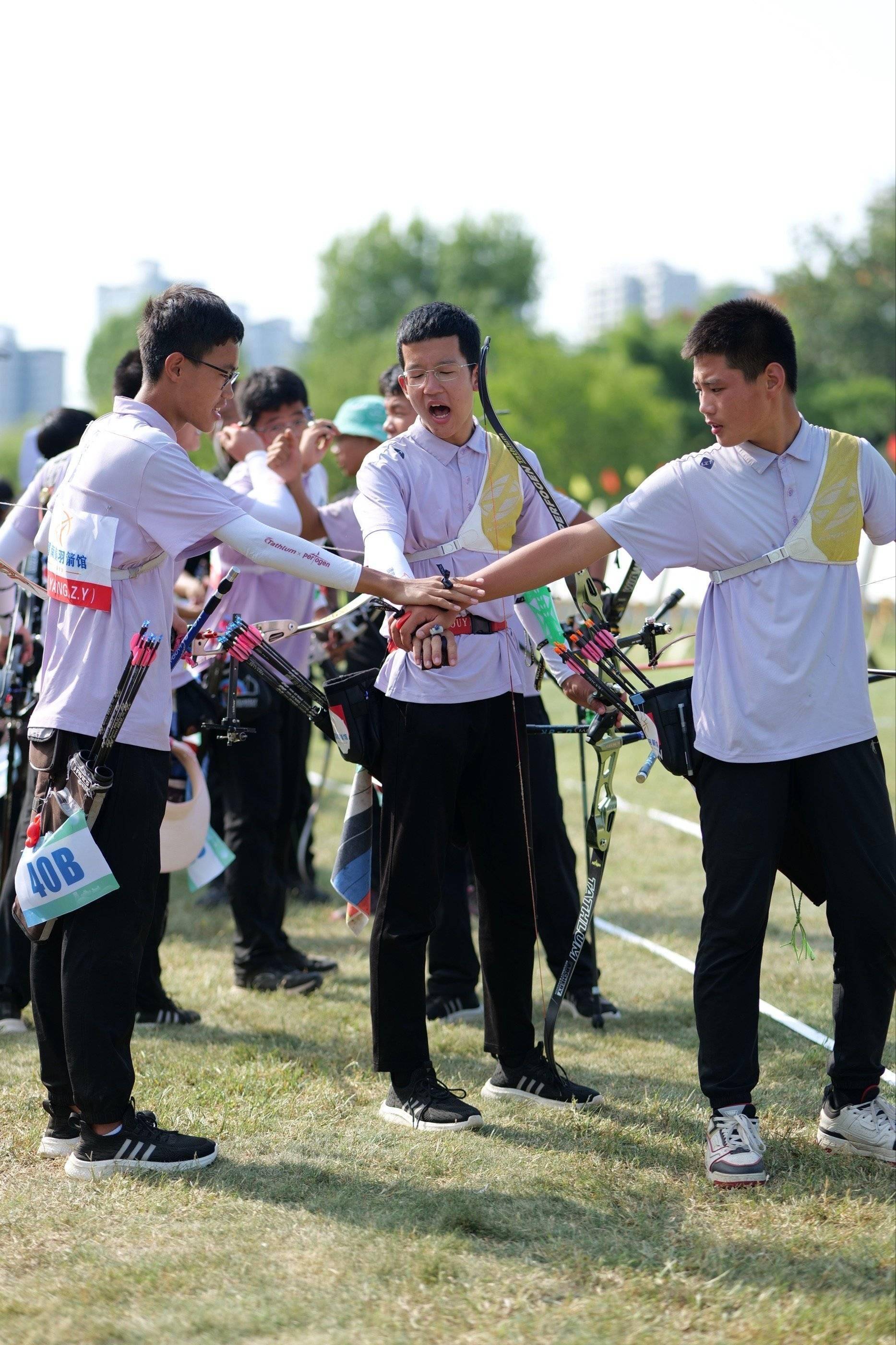 包含蓄势待发:射箭赛场上弓搭箭射动的词条 包含蓄势待发:射箭赛场上弓搭箭射动的词条