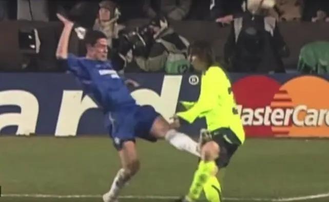 关于足球职业比赛中球员之间的技战术较量擦出火花的信息 关于足球职业比赛中球员之间的技战术较量擦出火花的信息