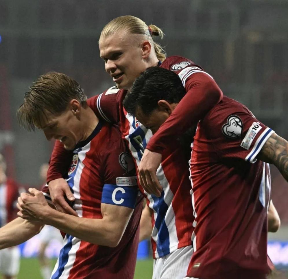 荷兰队在欧预赛中二比一战胜挪威 荷兰队在欧预赛中二比一战胜挪威