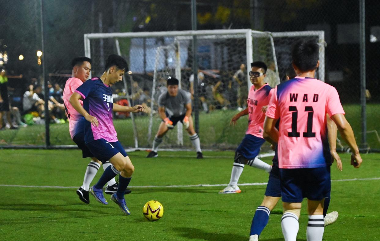 紧张的足球比赛引发讨论和关注 紧张的足球比赛引发讨论和关注