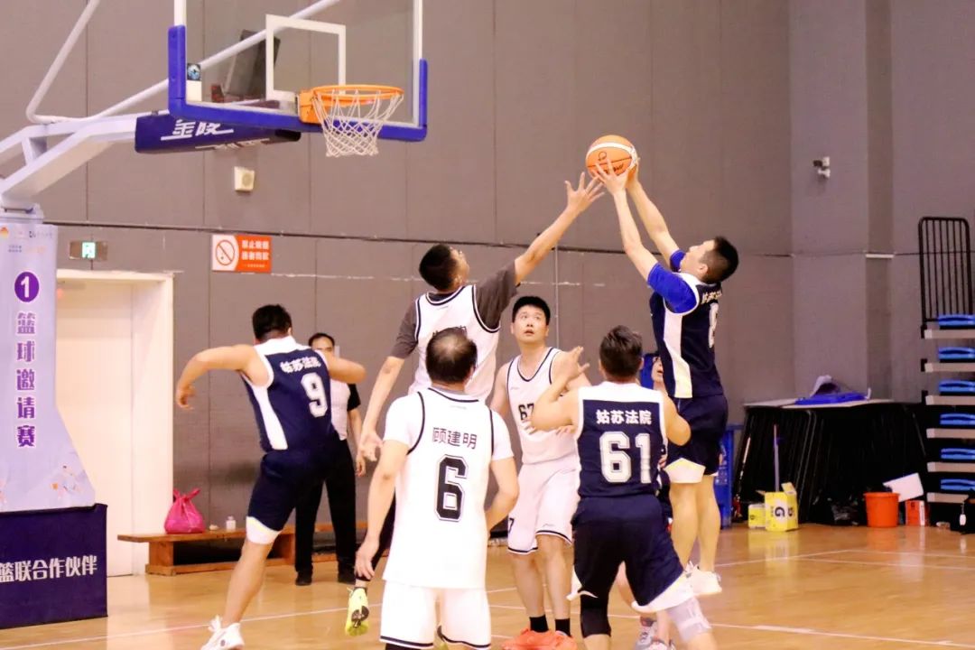 精彩瞬间!球员倾尽全力,球场火热 精彩瞬间!球员倾尽全力,球场火热