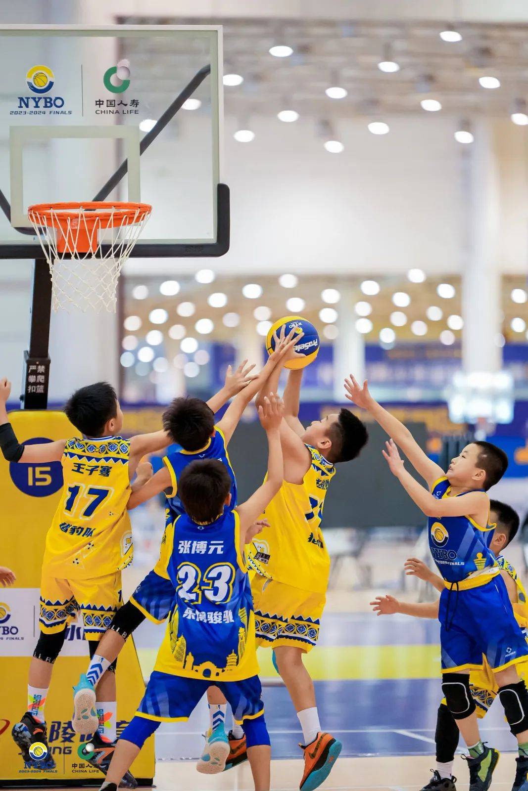 包含弯腰大师“篮球少年”热衷于打造青少年篮球特训营的词条