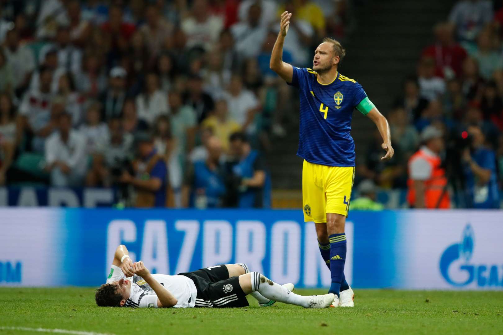 关于瑞典大将怒斥裁判,意大利绝杀赢得保级希望的信息 关于瑞典大将怒斥裁判,意大利绝杀赢得保级希望的信息