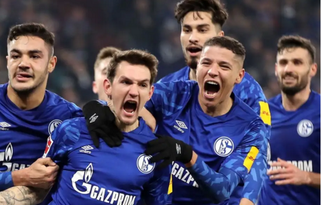 包含沙尔克04客场击败霍芬海姆，取得连胜的词条