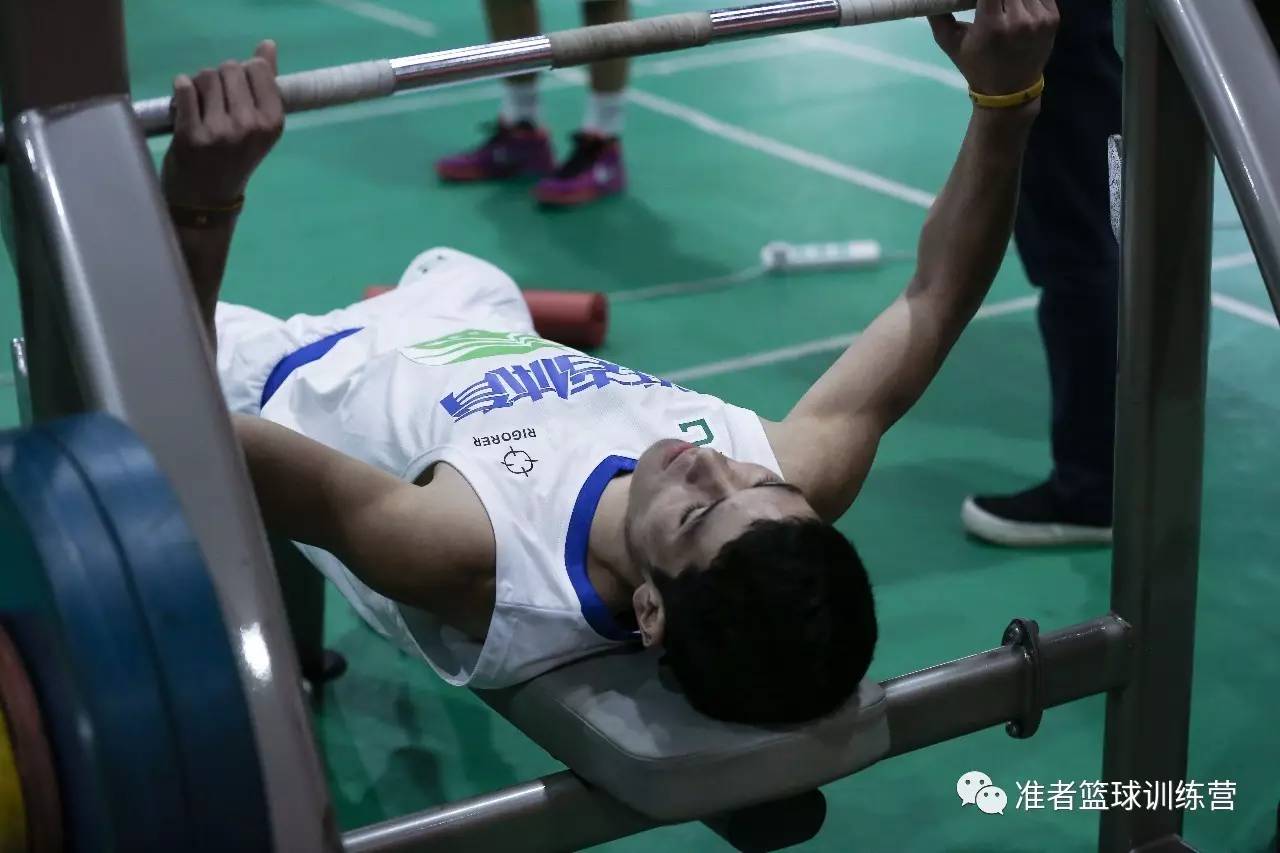 西藏男篮在比赛中全力拼搏,获得胜利 西藏男篮在比赛中全力拼搏,获得胜利