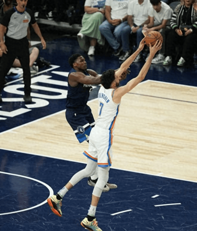 勇士主场惨败雷霆,再度折戟 勇士主场惨败雷霆,再度折戟